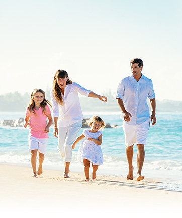 Familia caminando por la playa