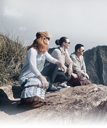 Tres personas mirando la vista desde una montaña