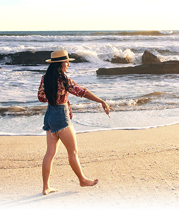 Mujer al lado de la playa