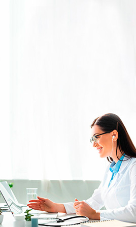 Doctora atendiendo la consulta.