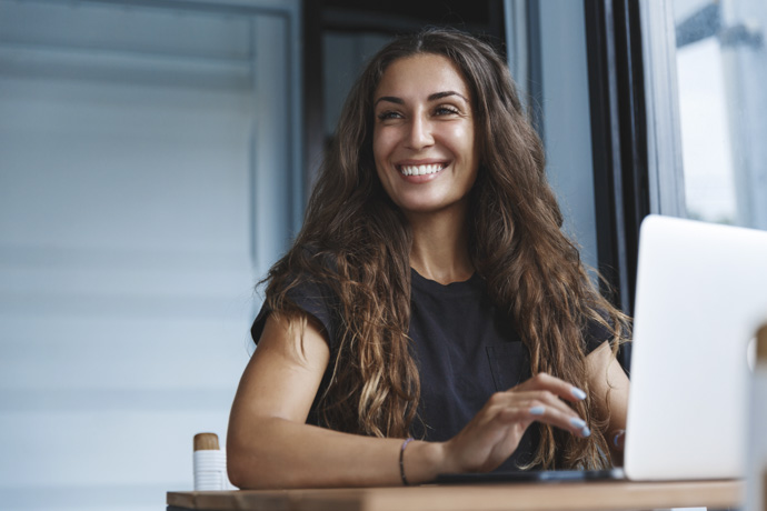 Mujer mejorando su calidad de vida mediante el desarrollo personal.