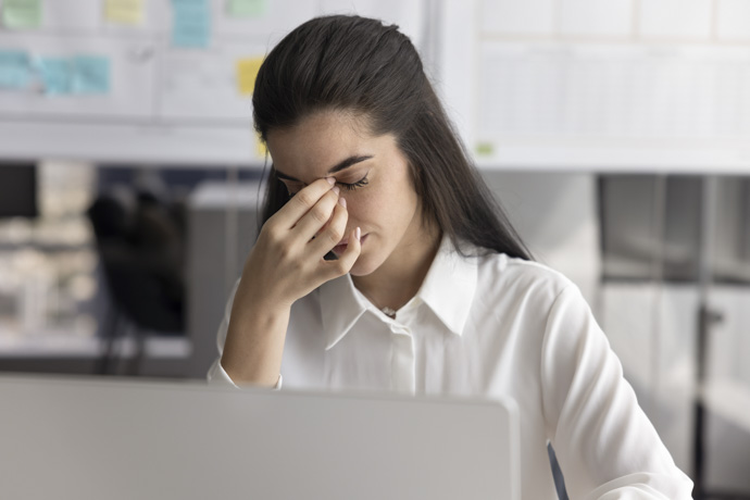 Mujer estresada por sus tics nerviosos