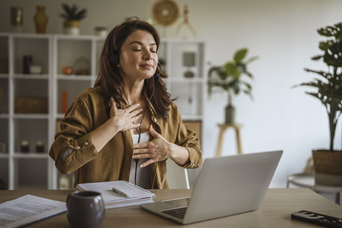 Mujer practicando ejercicios de respiración y relajación para aliviar la costocondritis por ansiedad 