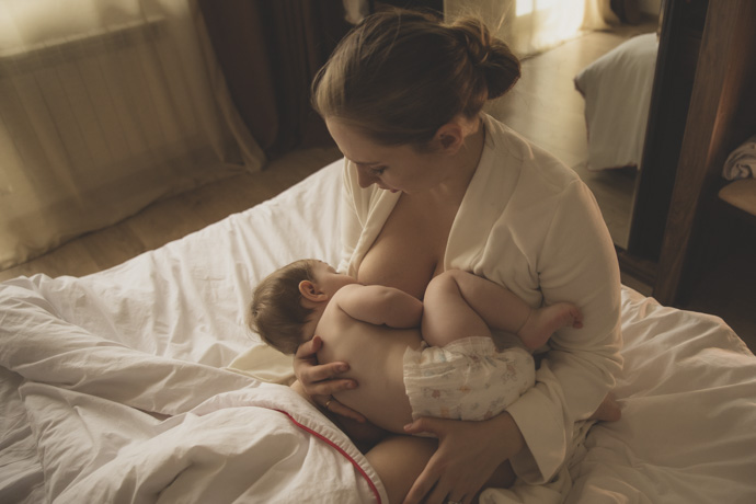 Mujer amamantando a su hijo recién nacido