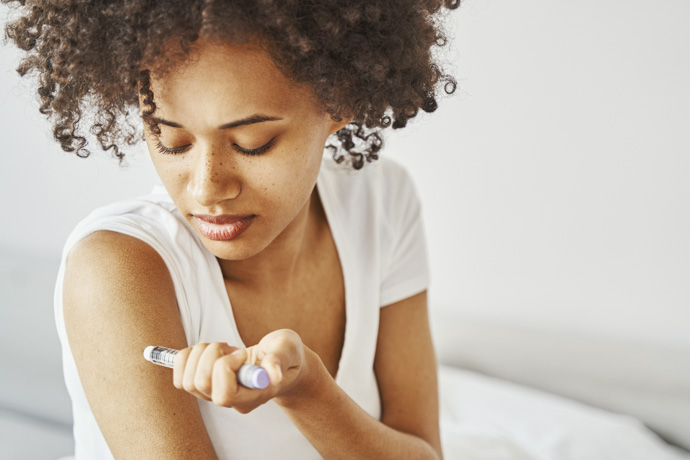 Mujer usa medicamentos para diabetes