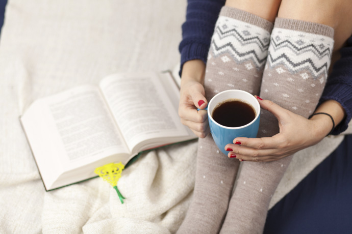 Mujer con frío en manos y pies
