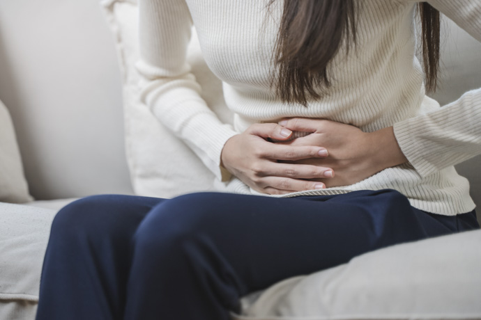 Mujer con dolor abdominal