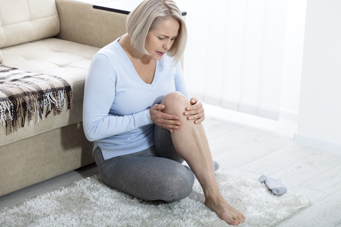 Mujer con malestar en una de sus piernas