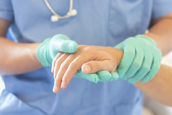 Especialista revisa dolor en manos 