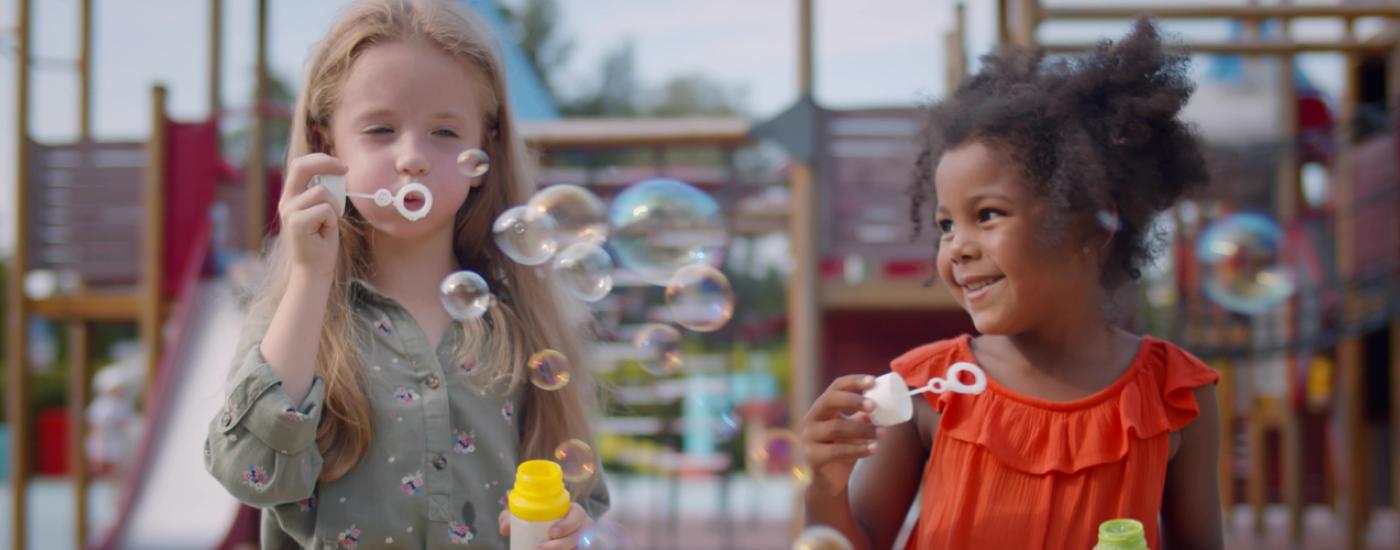 Niñas jugando con burbujas