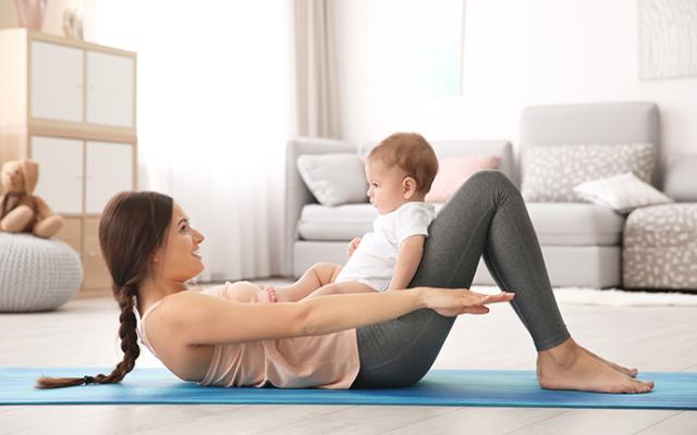 Mujer haciendo ejercicio junto a su bebé