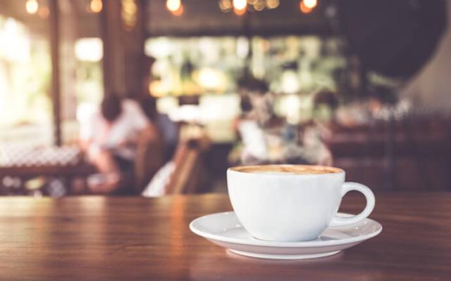 Taza de café en una cafetería
