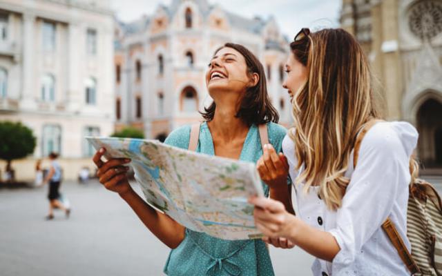 Dos chicas con un mapa haciendo turismo