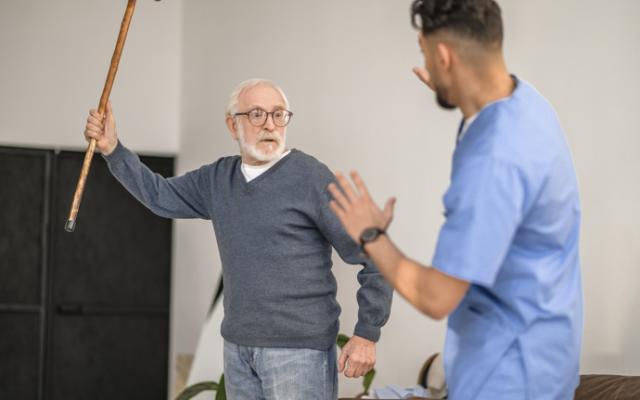 Persona con Alzheimer tiene comportamiento agresivo