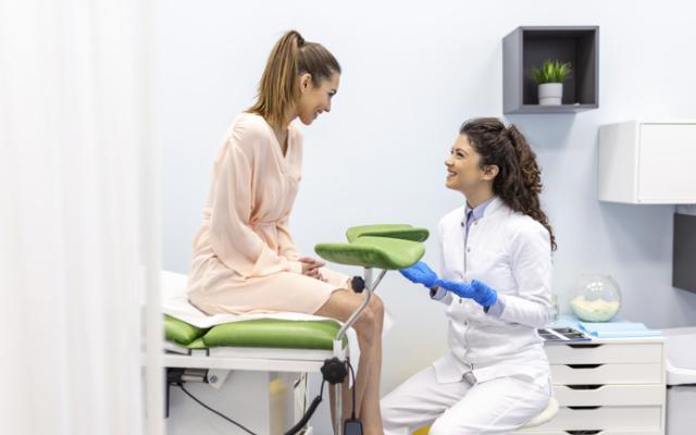 Ginecóloga evaluando bulto en los labios mayores