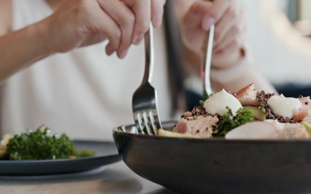 Mujer consumiendo comida saludable