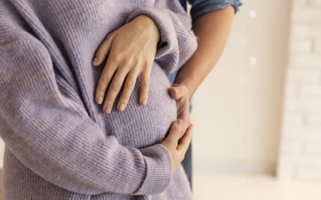 Embarazo críptico en una mujer.