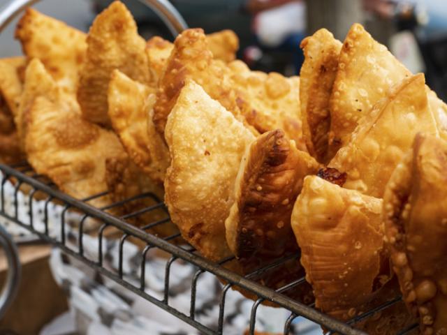 Yaniqueques dominicanos, un snack de harina de trigo y ejemplo de alimentos que contienen gluten.