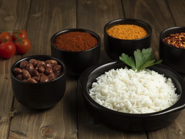Arroz blanco dominicano con especias naturales para una comida sana.