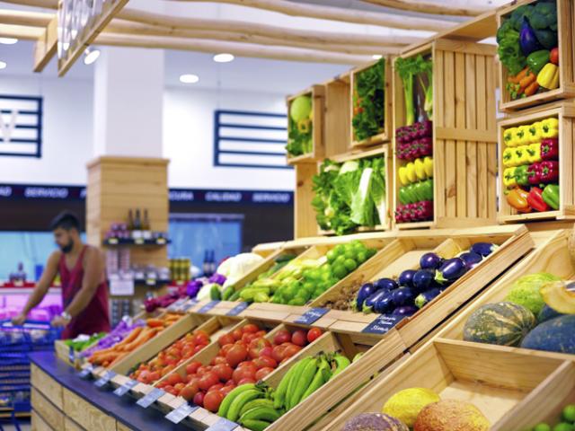 Variedad de frutas y verduras frescas con propiedades antiinflamatorias en un supermercado de República Dominicana