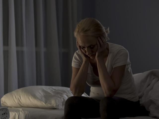 Mujer con Alzheimer tiene problemas para dormir