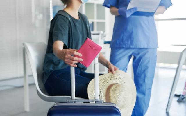mujer en aeropuerto con enfermedad que le impide viajar en avión