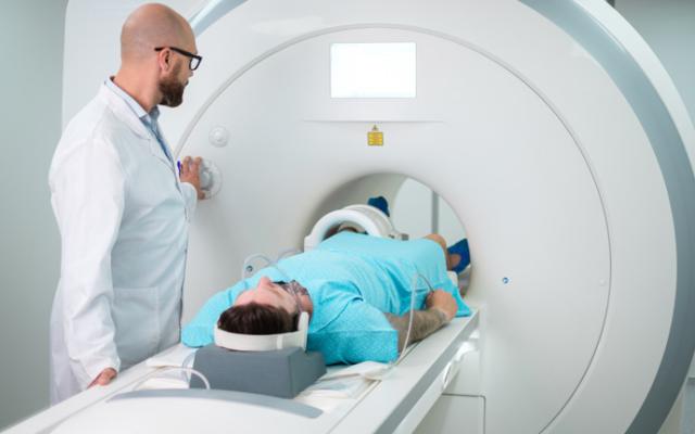 Médico analizando la neuroplasticidad de un paciente. 