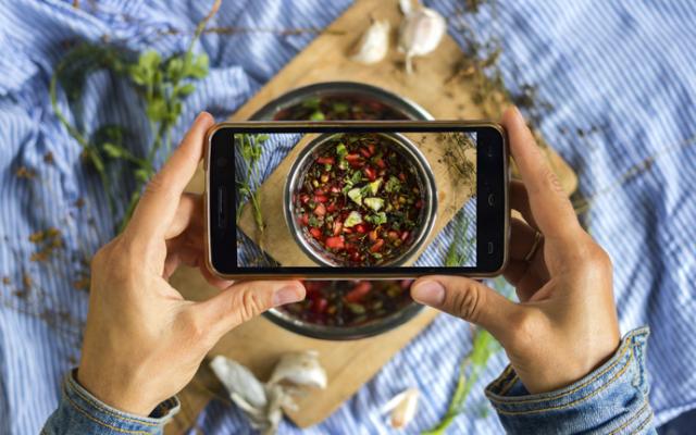 Persona con ortorexia fotografía sus alimentos