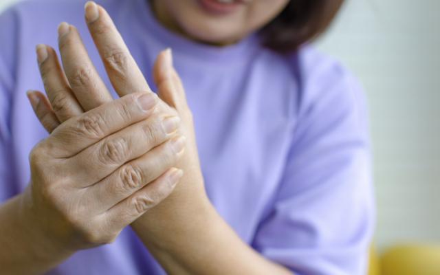 Mujer con síndrome de mano ajena