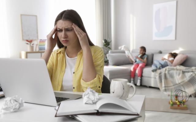 Mujer sometida a altos niveles de estrés