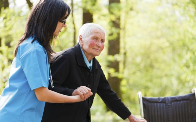 Persona con Alzheimer recibe cuidados