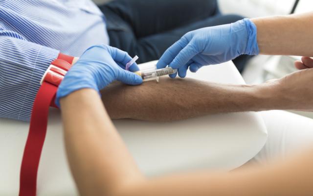Persona haciéndose un análisis de sangre para ver sus valores de VCM.