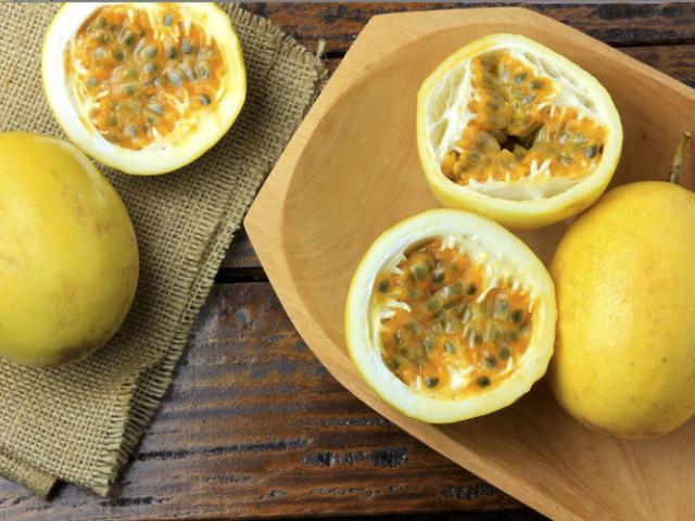 Mesa con chinola, ejemplo de alimento antioxidante de la dieta dominicana.
