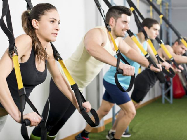 Personas haciendo TRX