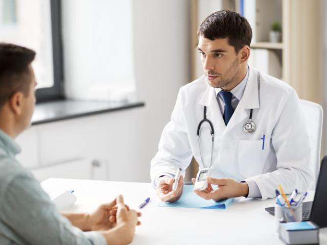 Médico habla con paciente de diabetes