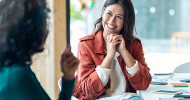 Dos mujeres de negocio conversando