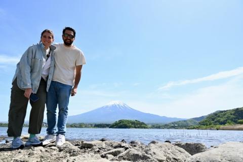 Antonio junto a su esposa con un paisaje de fondo.