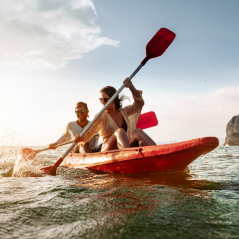 Pareja haciendo kayak en el mar.